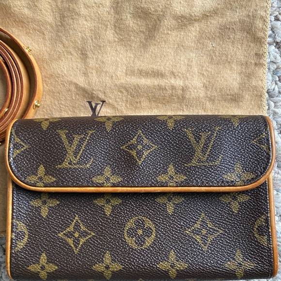 Authenticated Louis Vuitton Florentine bag - Picture 2 of 13